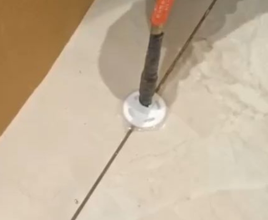 调兵山瓷砖空鼓维修公司专业解答瓷砖在铺贴过程中，如果没有涂抹均匀到位的粘结材料（如水泥砂浆或瓷砖胶），可能会导致以下问题